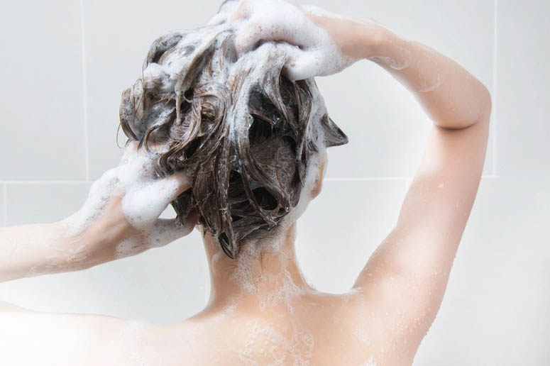 Vask håret med shampoo