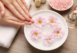 Den bedste måde til at reparere beskadigede negle og tørre neglebånd på derhjemme