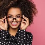 Frisurer man kan bære med briller. Hvordan matcher man frisuren med formen og farven på stellet?